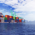 Foto de cargas na beira do mar.